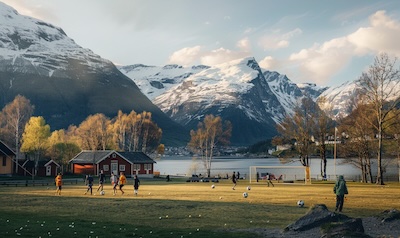 Fußballspiel auf einem Platz vor Fjord und Bergen in Norwegen