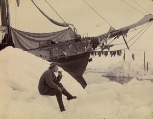 Fridtjof Nansen während einer Expedition vor seinem Expeditionsschiff "Fram"