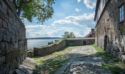 Die mittelalterliche Akershus Festning in der Altstadt von Oslo mit Blick auf den Oslofjord