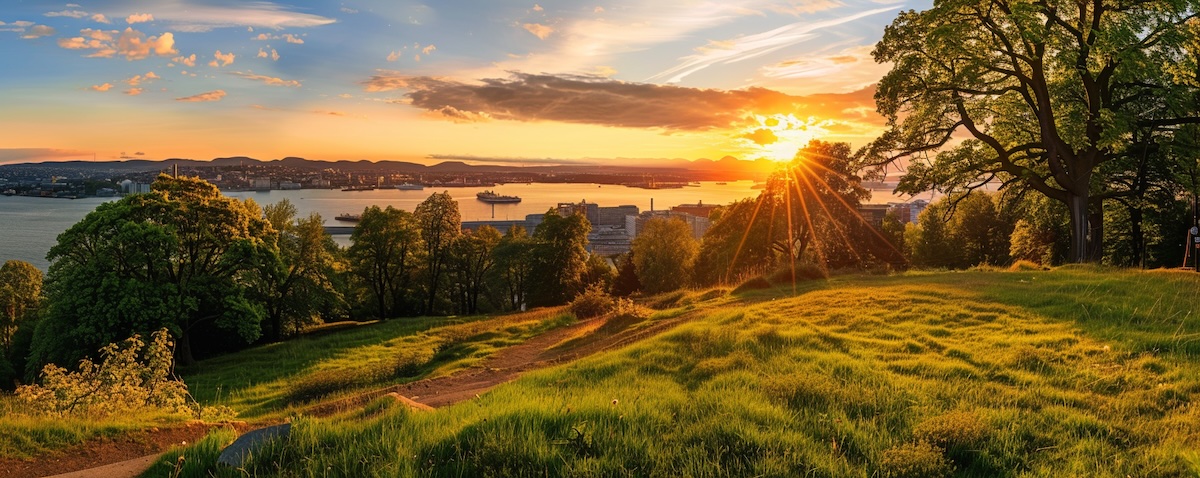Panoramablick über Oslo mit Oslofjord, Opernhaus und Stadtsilhouette im Abendlicht