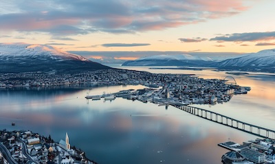 Blick auf Tromsø mit der Arktischen Kathedrale und dem Fjord