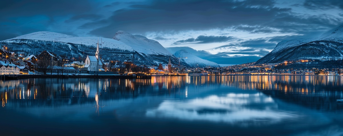 Panorama von Tromsø mit der Arktischen Kathedrale im Abendlicht