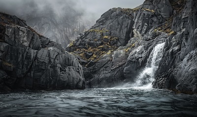 Fjordkreuzfahrt durch die enge Meerenge Mostraumen am Osterfjord