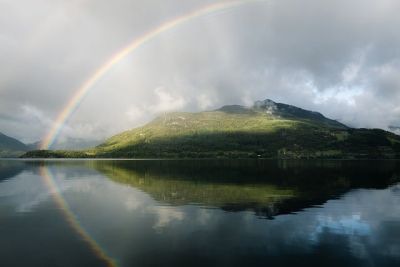 Norwegische Vokabeln zum Thema Wetter - Regenbogen über Fjord