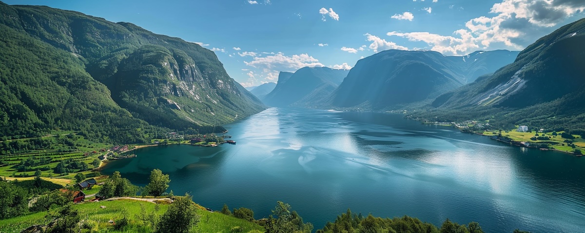 Eidfjord in Norwegen mit Fjord und steilen Bergen