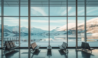 Modernes Flughafenterminal in Norwegen mit Fjord- und Bergblick