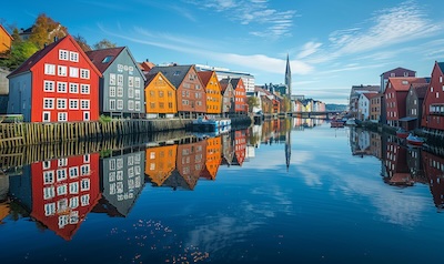 Bunte Holzhäuser in Bakklandet und die alte Stadtbrücke Gamle Bybro in Trondheim