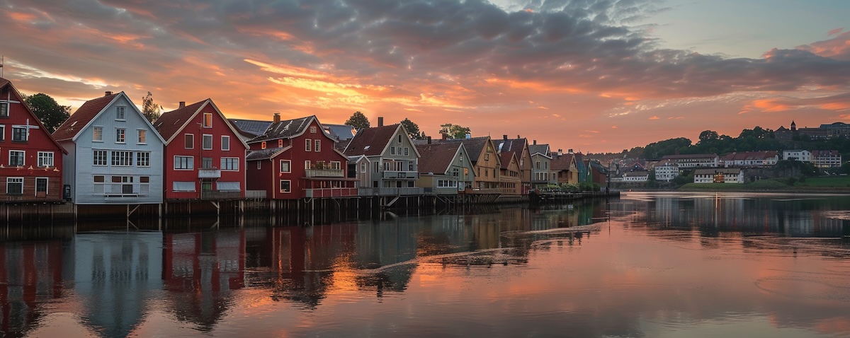 Altstadt Gamlebyen von Fredrikstad in Norwegen mit Festungswällen an der Glomma