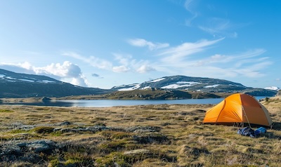 Trekkingzelt mit Ausrüstung auf einem norwegischen Hochplateau
