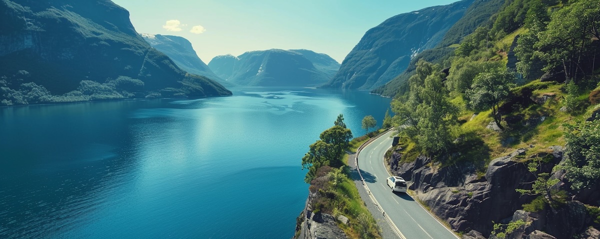 Mietwagen auf einer Fjordstraße in Norwegen – malerische Küstenlandschaft
