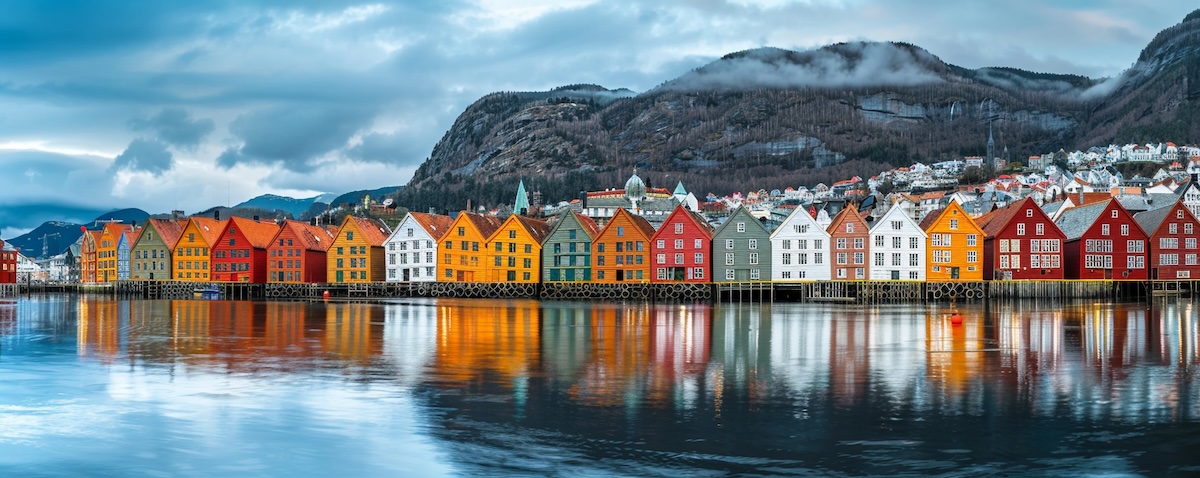 Die schönsten Städte in Norwegen – Panoramablick auf Bergen und das bunte Hanseviertel Bryggen