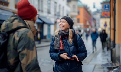 ein tourist fragt auf Norwegisch nach dem Weg in Oslo