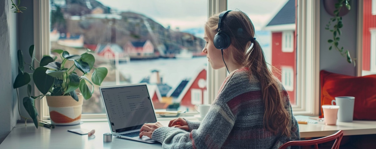 Sprachenlernen24 Erfahrungen: Lernende am Laptop mit Norwegisch-Kurs und Fjord-Ausblick