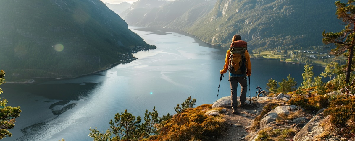 Wandern in Norwegen am Fjord mit Blick auf Wald und Berge
