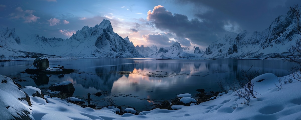 Die Lofoten zu verschiedenen Jahreszeiten mit Bergen und Fjord