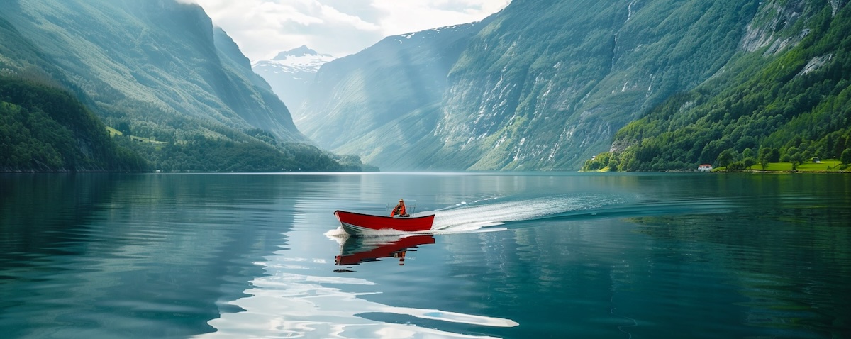 Kleines Motorboot auf einem ruhigen norwegischen Fjord