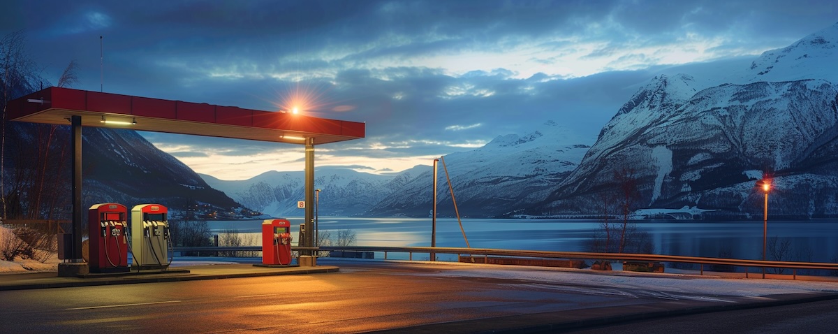 Tankstelle an einer norwegischen Fjordstraße – Tanken in Norwegen