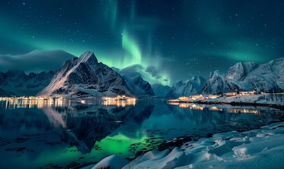 Grünes Nordlicht über den Bergen der Lofoten im Winter