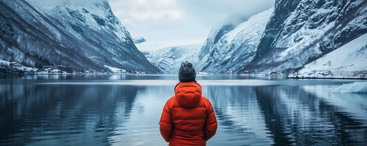 Norwegische Winterjacken: moderne Outdoor-Jacke vor verschneitem Fjord