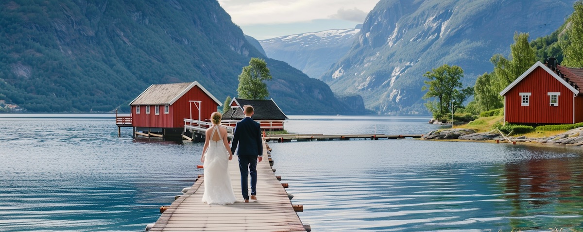 Hochzeit in Norwegen: Brautpaar vor Fjordkulisse